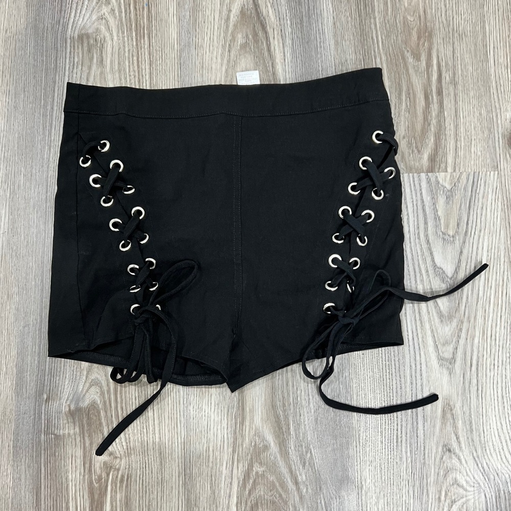 Oh Yes Black Lace Up Grommet Festival Goth Shorts Size Large D-6983 HALLOWEEN